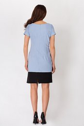 Elegante zomerjurk met gedrapeerde halslijn en korte mouwen, blauw