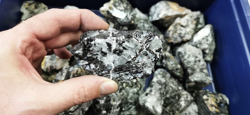 Raw Stones - Black Tourmaline & Quartz (1 kg)