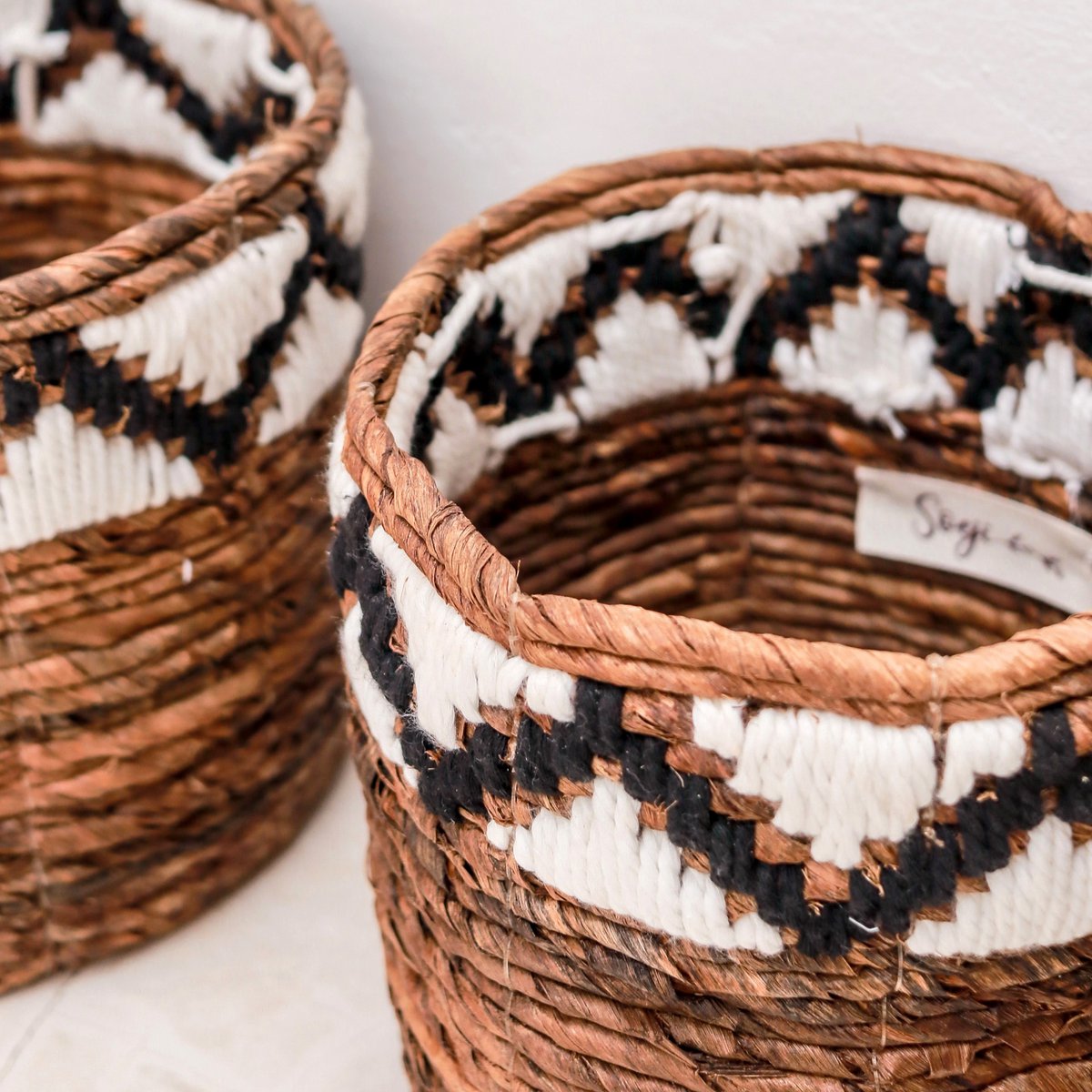 Cesta pequeña redonda para plantas o como cesta de almacenamiento | Cesta Boho Tejida SADARA con Patrón Macramé