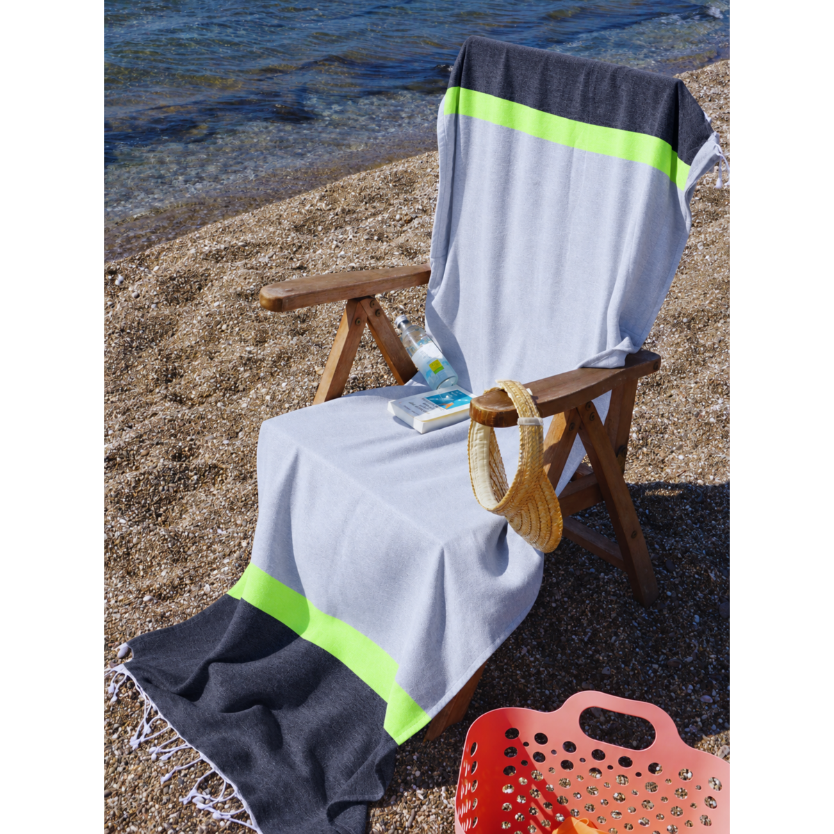 TOWEL TO GO NEON 2-in-1 strandhanddoek en tas van gerecycled katoen 180x100 cm | Sneldrogend | Grijs / Zwart | met geschenkdoos