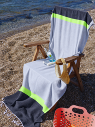 TOWEL TO GO NEON 2-in-1 strandhanddoek en tas van gerecycled katoen 180x100 cm | Sneldrogend | Grijs / Zwart | met geschenkdoos