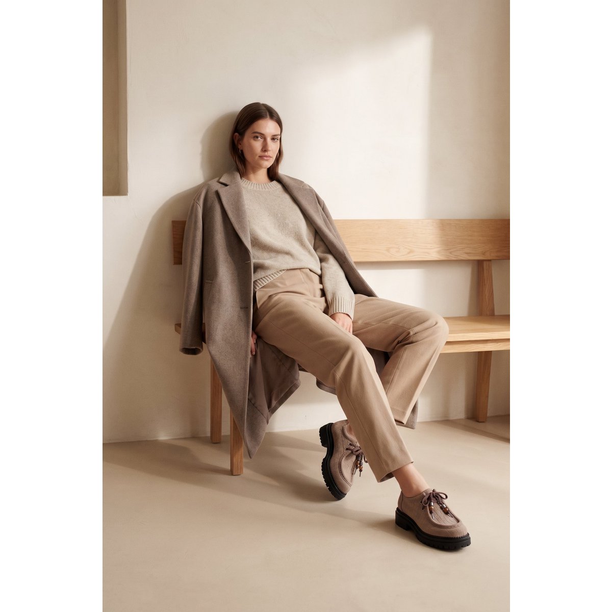 ODDA BEADS TAUPE – Suede Wallabees met veters van harskralen en dikke zool