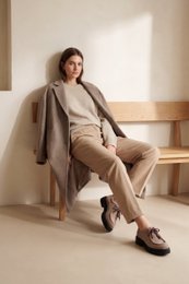 ODDA BEADS TAUPE – Suede Wallabees met veters van harskralen en dikke zool