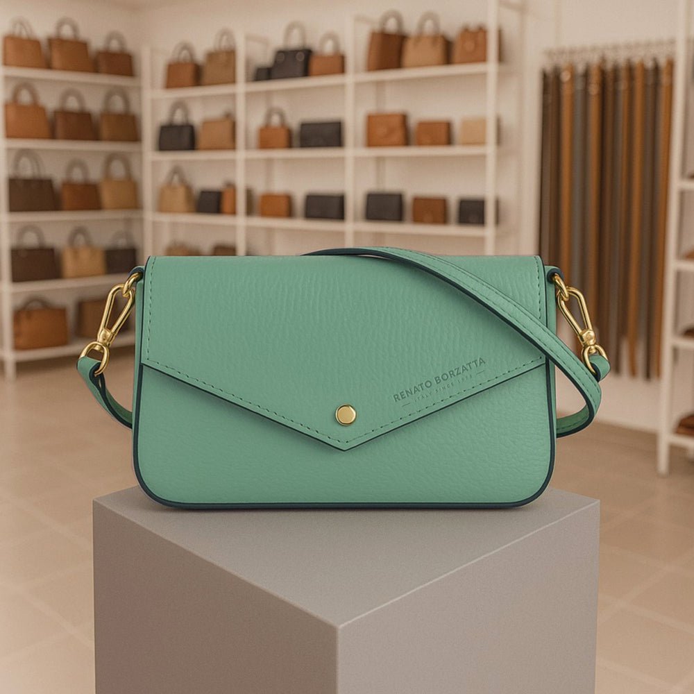 RB1023BF | Kleine Umhängetasche mit abnehmbarem Kettenschultergurt aus echtem Leder, hergestellt in Italien. Verschlussklappe. Metallaccessoires in glänzendem Gold – Farbe Mint – Maße: 22 x 12 x 3 cm