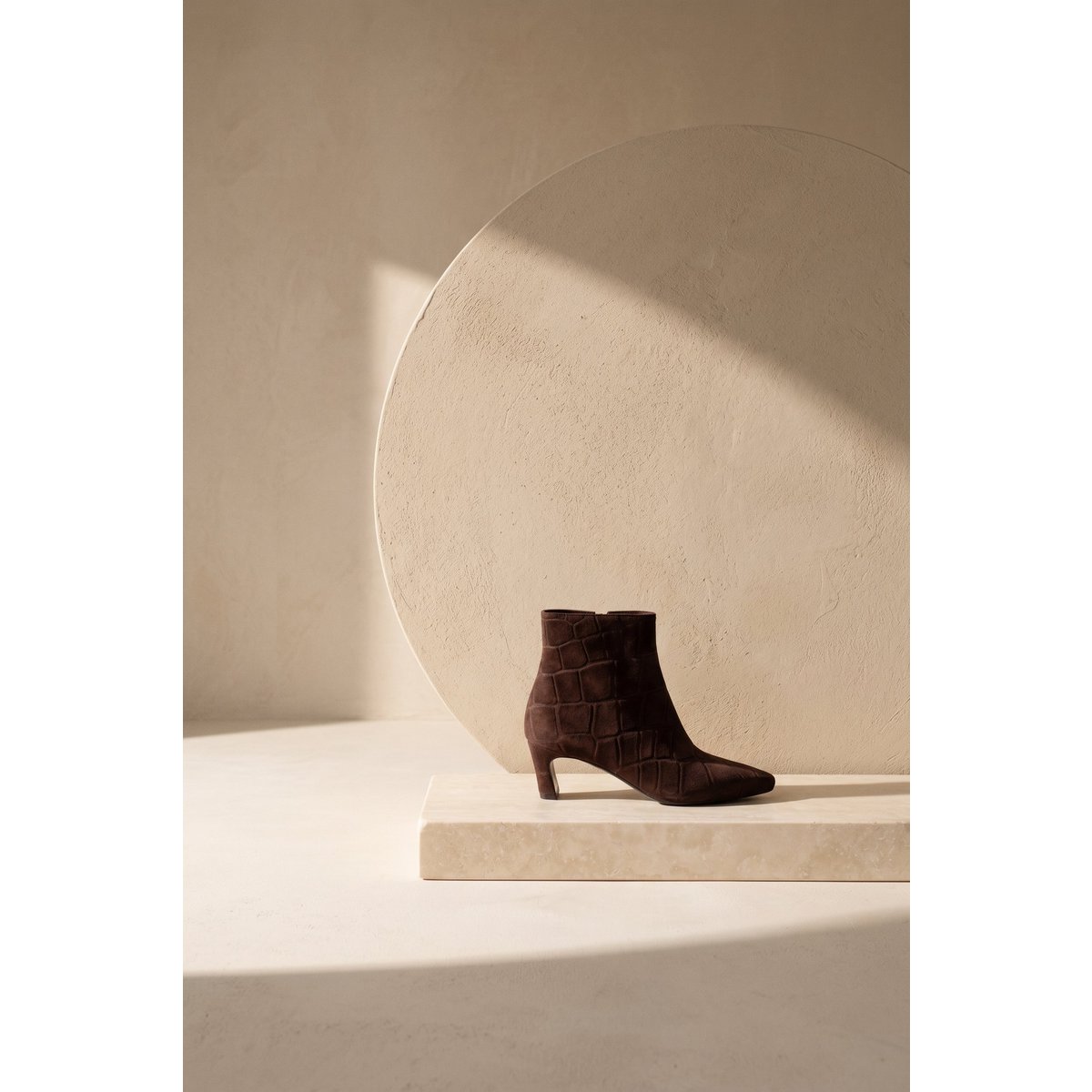 DINA CHOCOLATE CROCO SUEDE – Suède laarzen met hak in reliëf