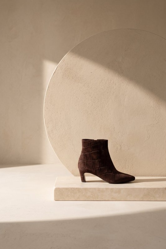 DINA CHOCOLATE CROCO SUEDE – Suède laarzen met hak in reliëf