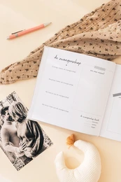 Fyllbooks Babybuch „Mein erstes Jahr“ – Leinen Taupe