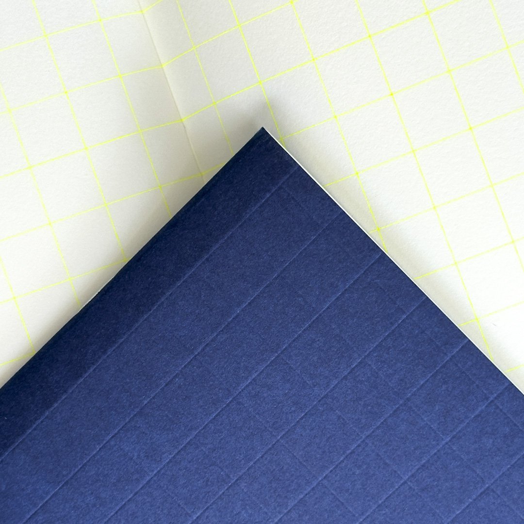 Risographie Notizbuch – Grid Deep Denim (13 x 19 cm)