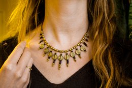 Collana sole di dichiarazione con ciondoli in pelle, ottone e perline