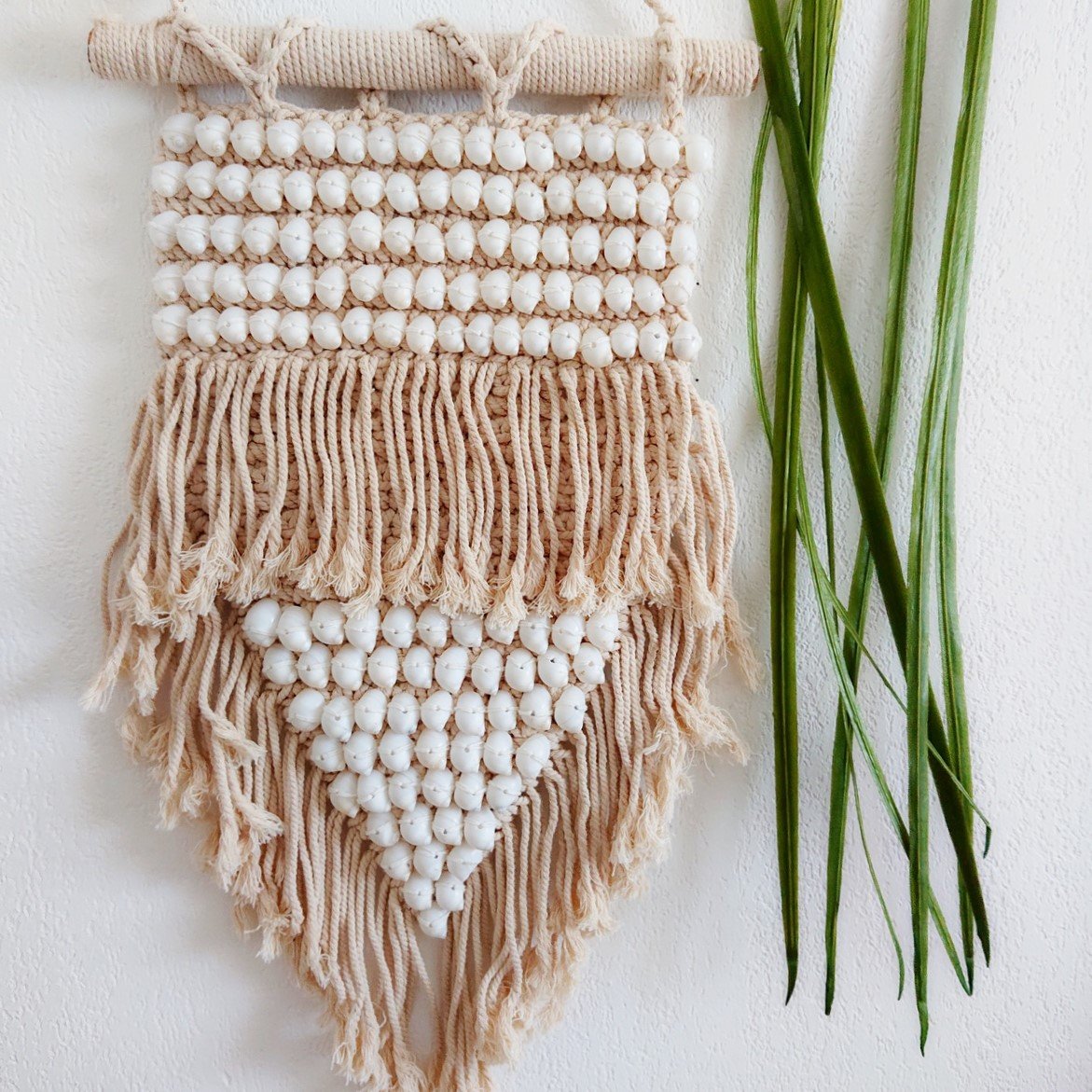 Macrame en schelpen boho wanddecoratie