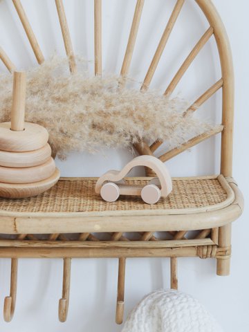 Hölzernes unbedeutendes Auto, orange Kreise