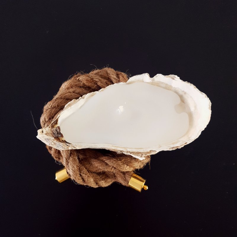Oyster candle with oyster rope in gift box