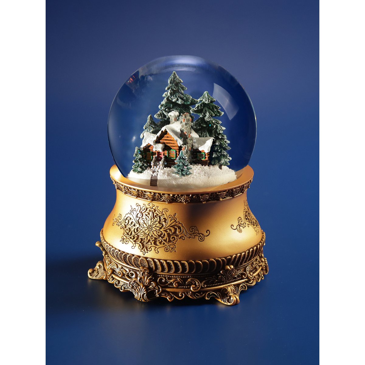 Kerstmuzikale sneeuwbol ‘Klein Huis in het Bos’, glas, met verlichting en automatische sneeuwstorm