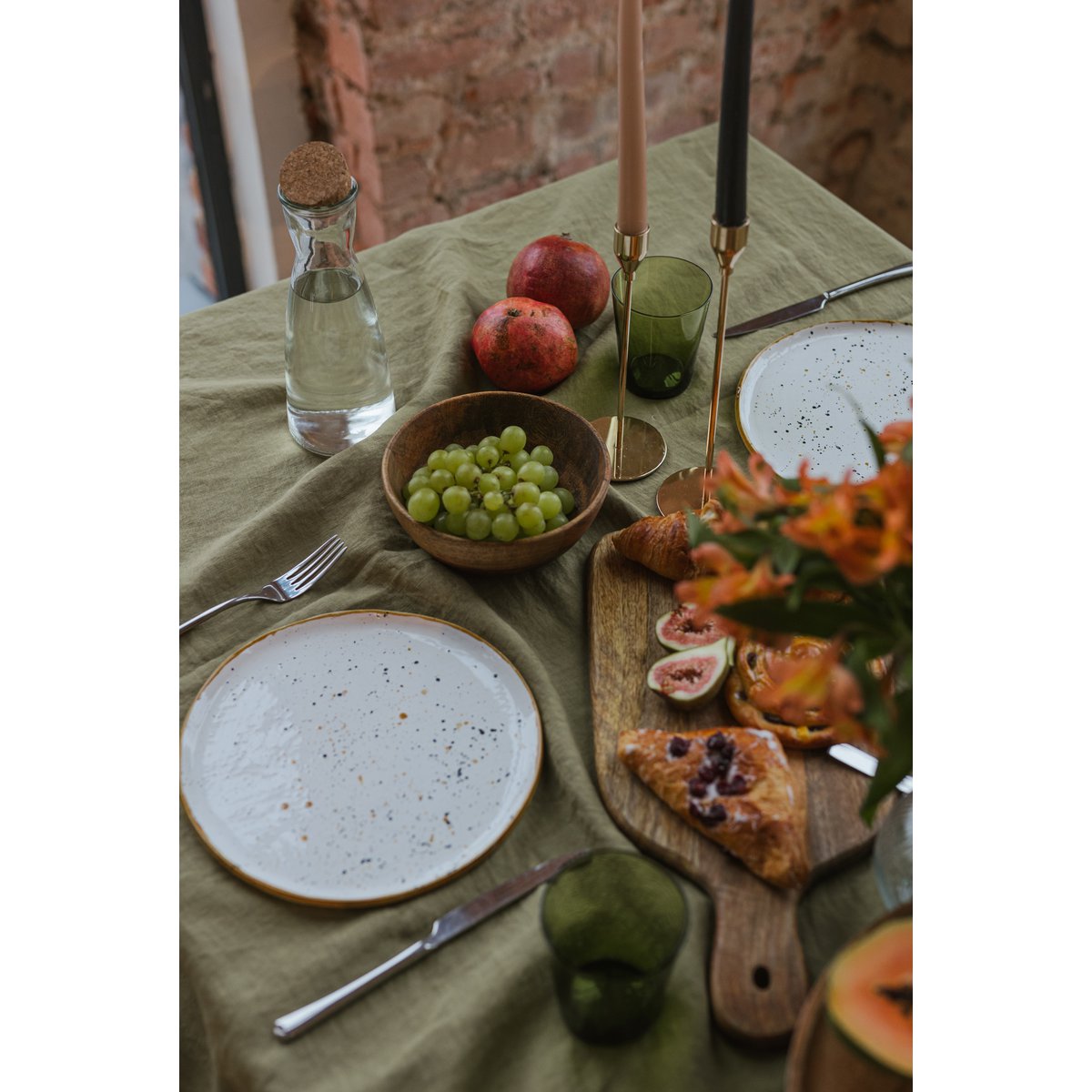 Olivgrüne Leinentischdecke