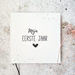 Erstes Jahrbuch | schwarz/weiß | Punkt