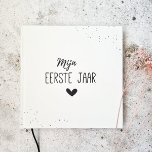 Erstes Jahrbuch | schwarz/weiß | Punkt