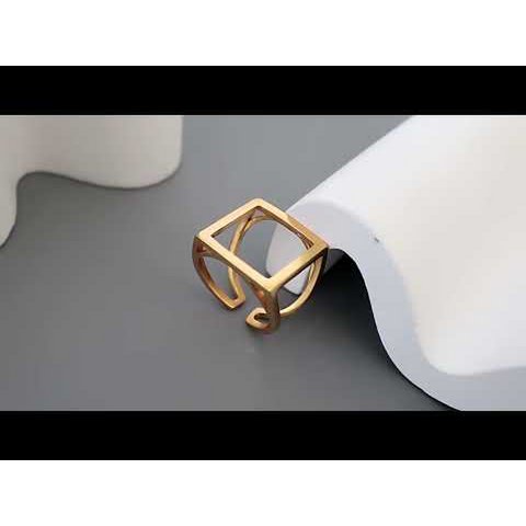 Bague carrée minimaliste au look audacieux