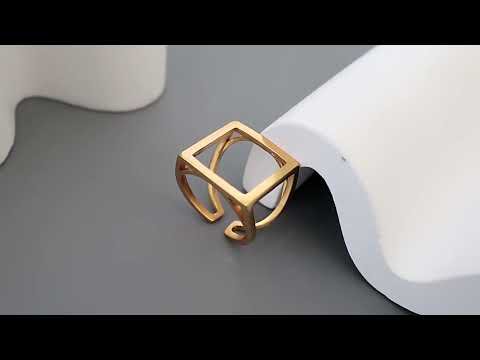 Bague carrée minimaliste au look audacieux