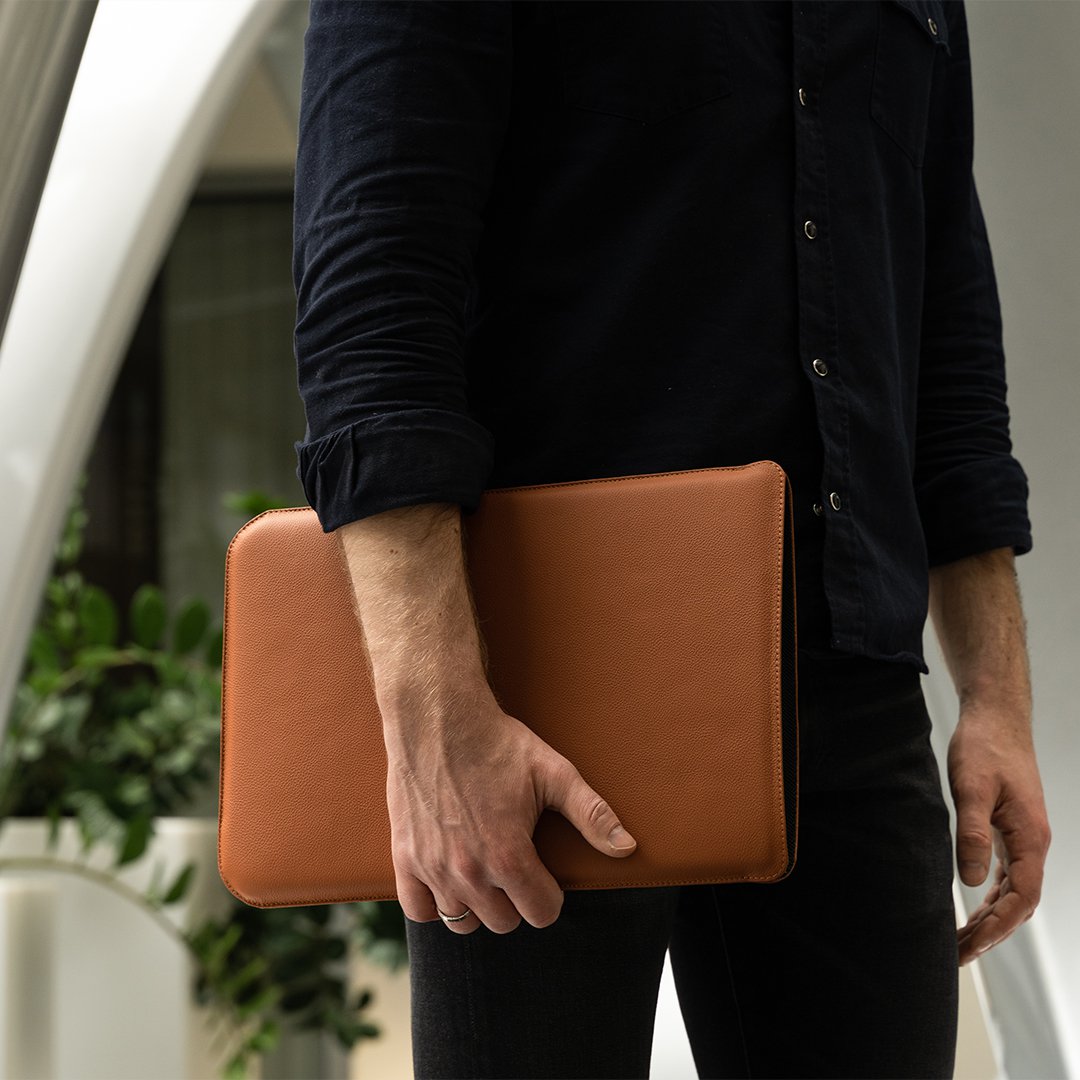 Minimalistische und moderne MacBook-Hülle aus braunem Leder (15 & 16 Zoll)