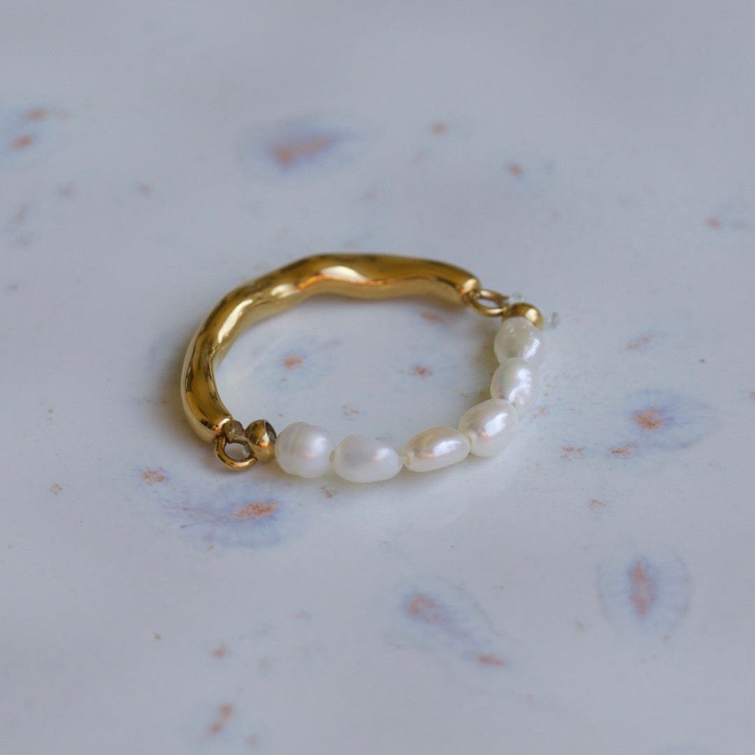 Hubert – Strukturierter Ring mit halber Perle und halb goldenem Band