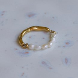 Hubert – Strukturierter Ring mit halber Perle und halb goldenem Band