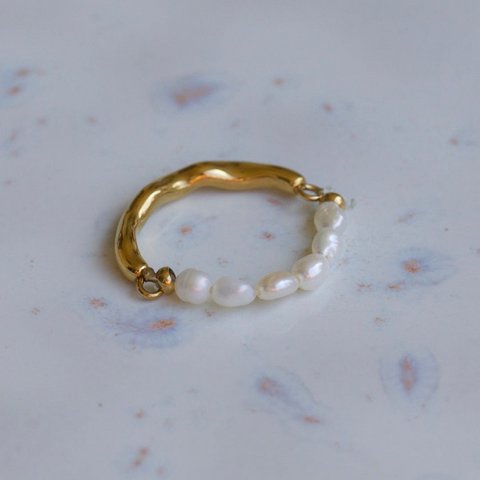 Hubert – Strukturierter Ring mit halber Perle und halb goldenem Band