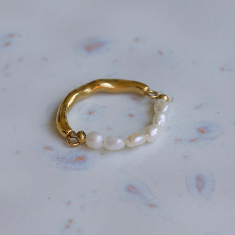 Hubert – Strukturierter Ring mit halber Perle und halb goldenem Band