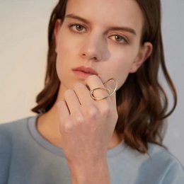 Ear Cuff con linea fluida geometrica 3D: un paio