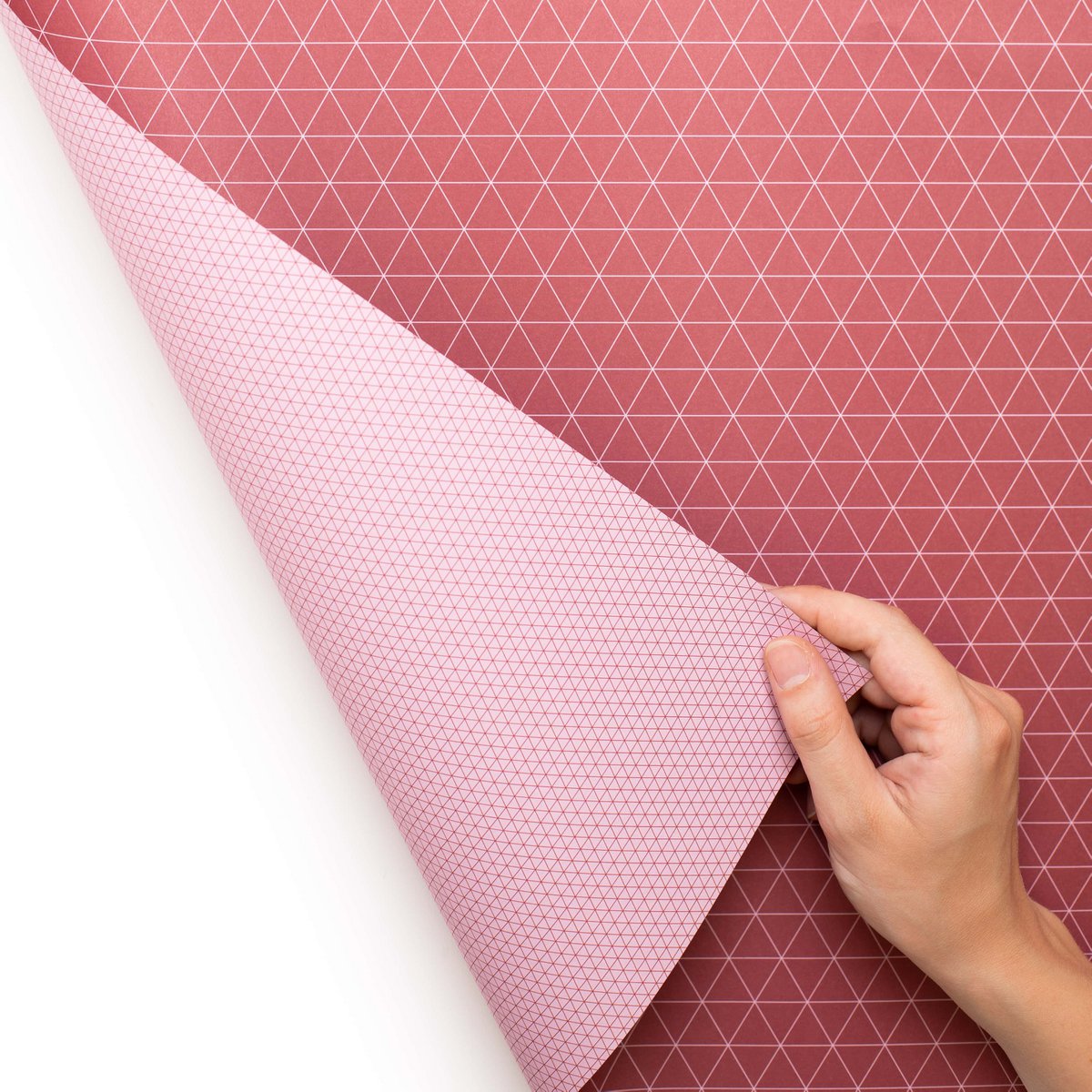 Red inpakpapier Triangles - Grafisch inpakpapier roze rood, perfect voor geschenken voor Moederdag, als een verpakking voor Valentijnsdaggeschenken of neutraal inpakpapier voor vrouwen.