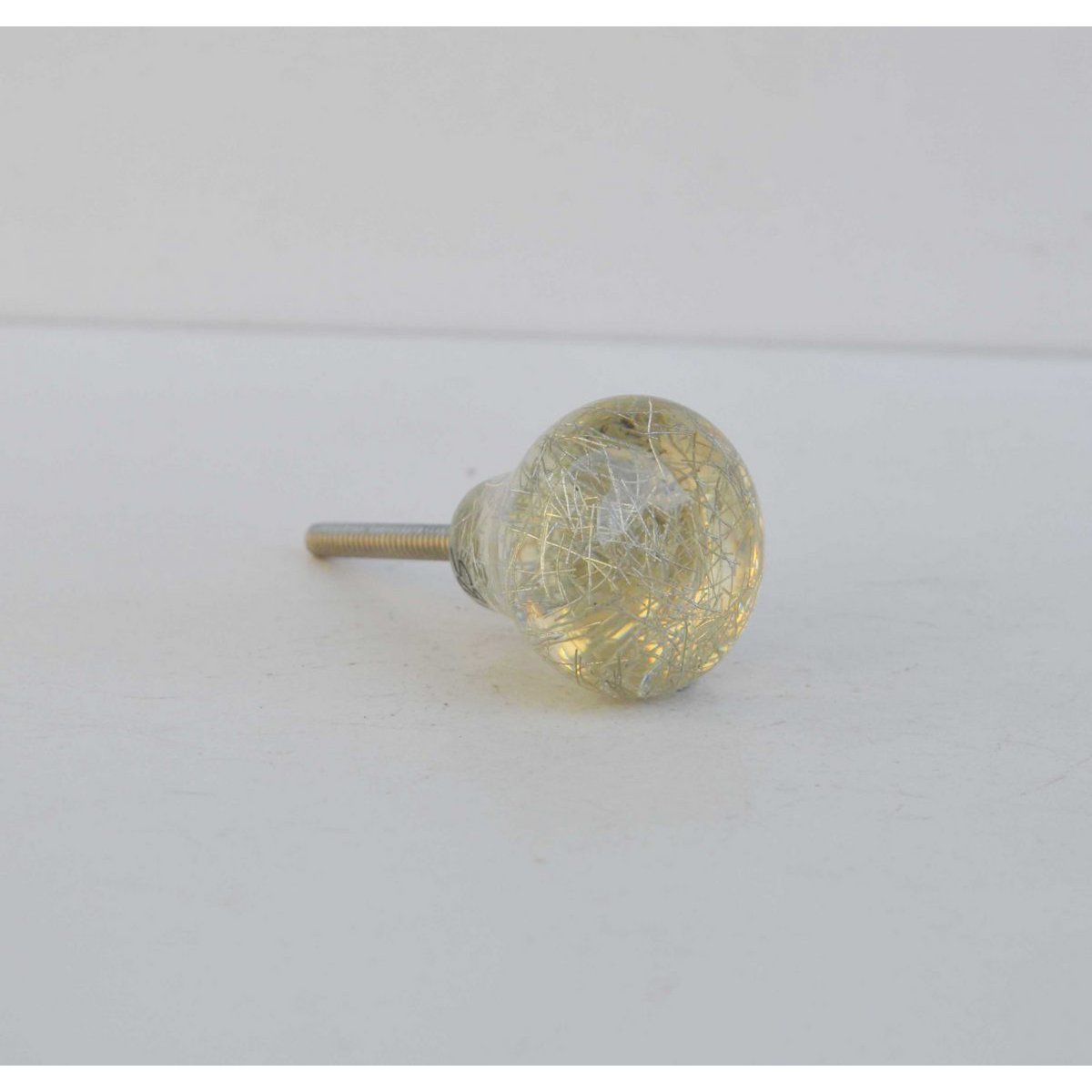 Glazen knop met gouden touwtjes aan de binnenkant 3x3 cm