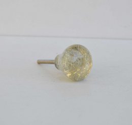 Glazen knop met gouden touwtjes aan de binnenkant 3x3 cm