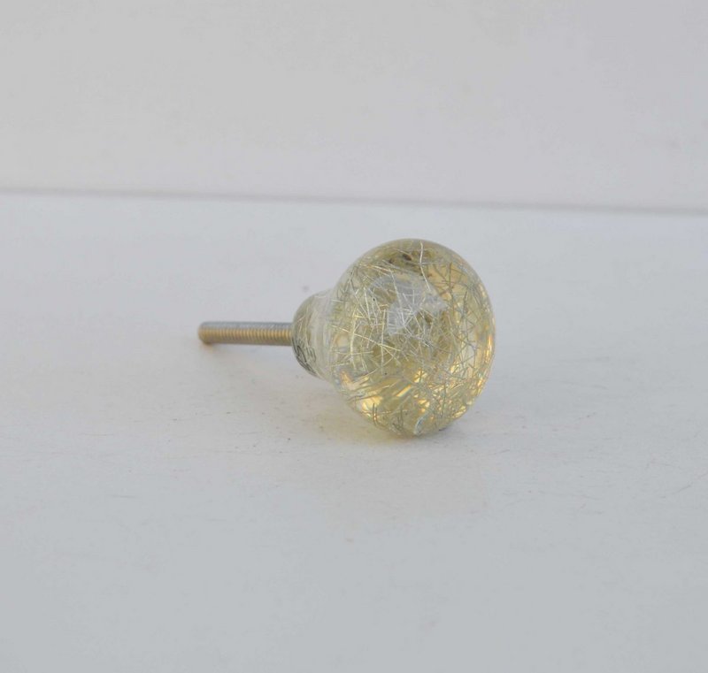 Glazen knop met gouden touwtjes aan de binnenkant 3x3 cm