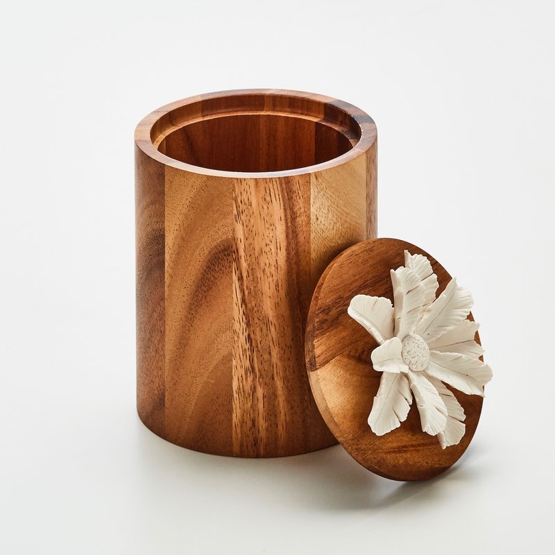 Holzkiste und Porzellanblume. TIBU-L