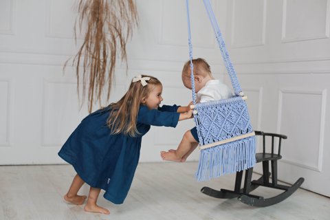 Makramee-Babyschaukel in blauer Farbe
