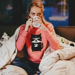 Cozy pink sweatshirt with Grumpy Cat graphic print, available in sizes S, M, L.