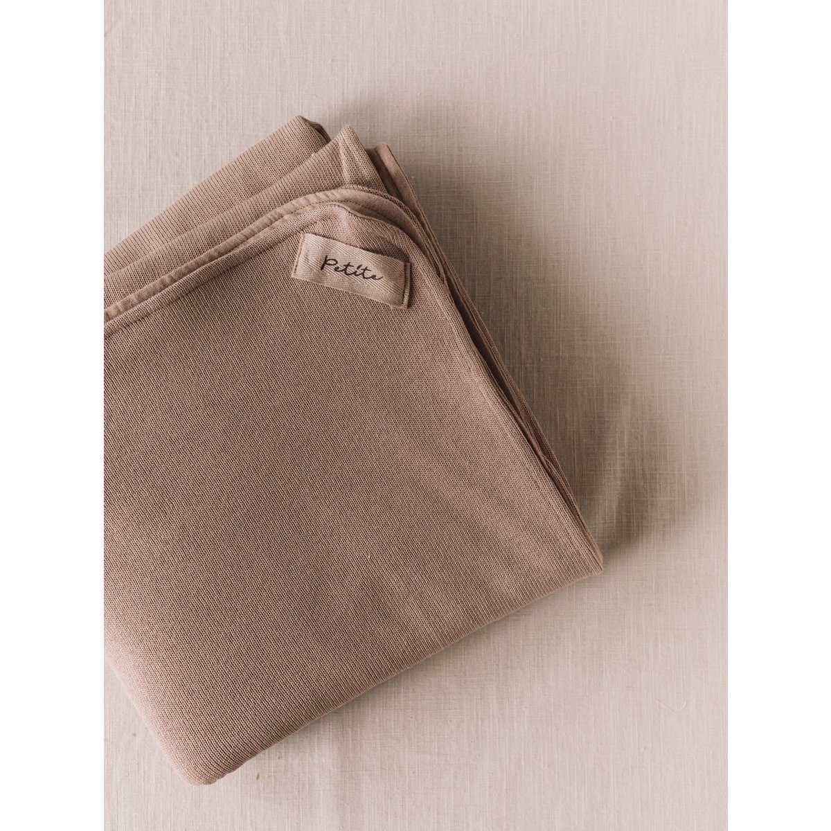 Gebreide + mousseline deken / donkerbeige