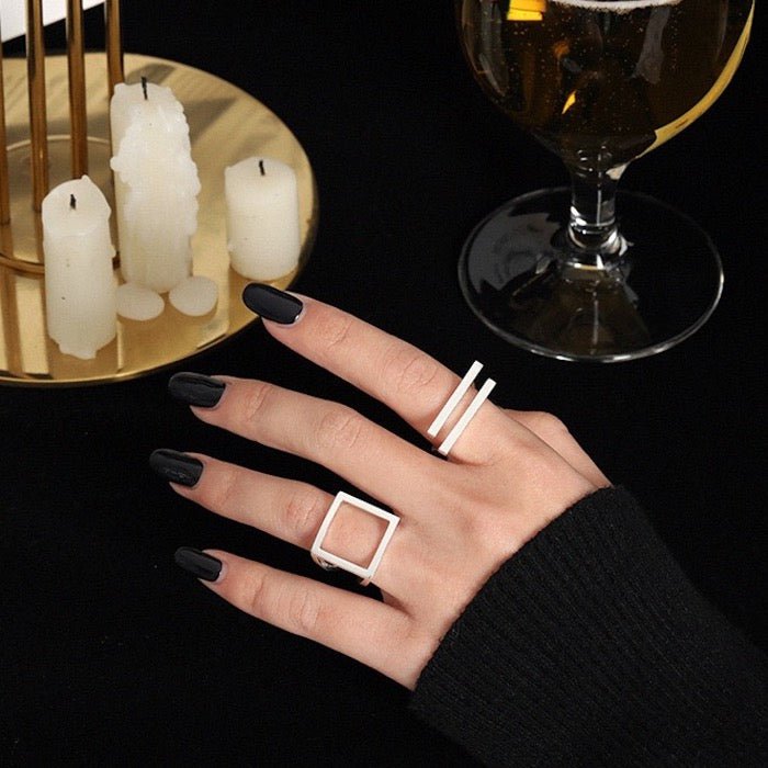 Bague carrée minimaliste au look audacieux