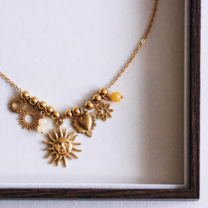 Collar de cuentas con dijes 'Besada por el sol'