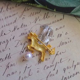Versátil broche de unicornio ángel con perla de Akoya