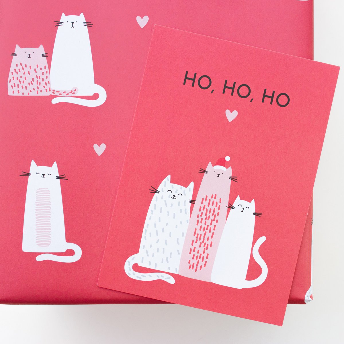 Świąteczny papier do pakowania z kotami „Christmas Cats” w kolorze czerwonym