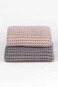 Handgestrickte Badteppiche aus 100 % Baumwolle – zwei Farben