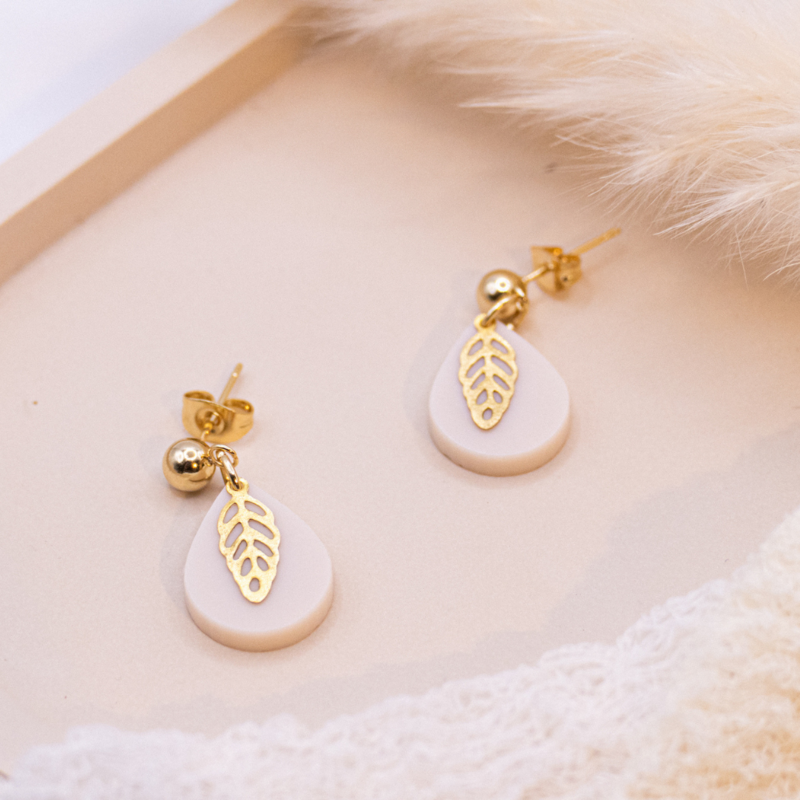 Oorbellen druppel beige blad - lichtgewicht oorknopjes herfst beige boho bladeren