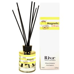Magnetic Citron - Home fragrance Lemon Orange Blossom 110ml. Reed diffuser with lemon and orange blossom scent. Cylindrical glass bottle with black reed sticks.