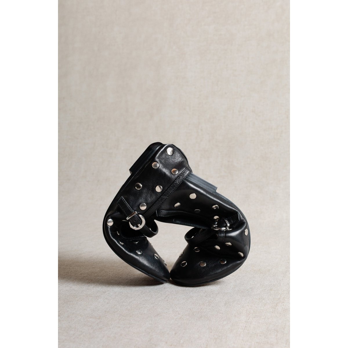 ALLI STUDS BLACK – Mary Janes mit Nieten aus glänzendem Leder VORBESTELLUNG