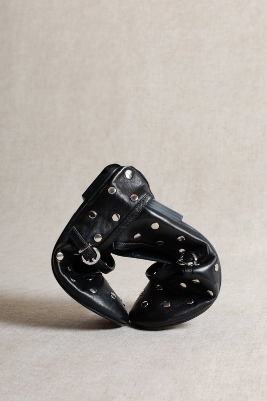ALLI STUDS BLACK – Mary Janes mit Nieten aus glänzendem Leder VORBESTELLUNG