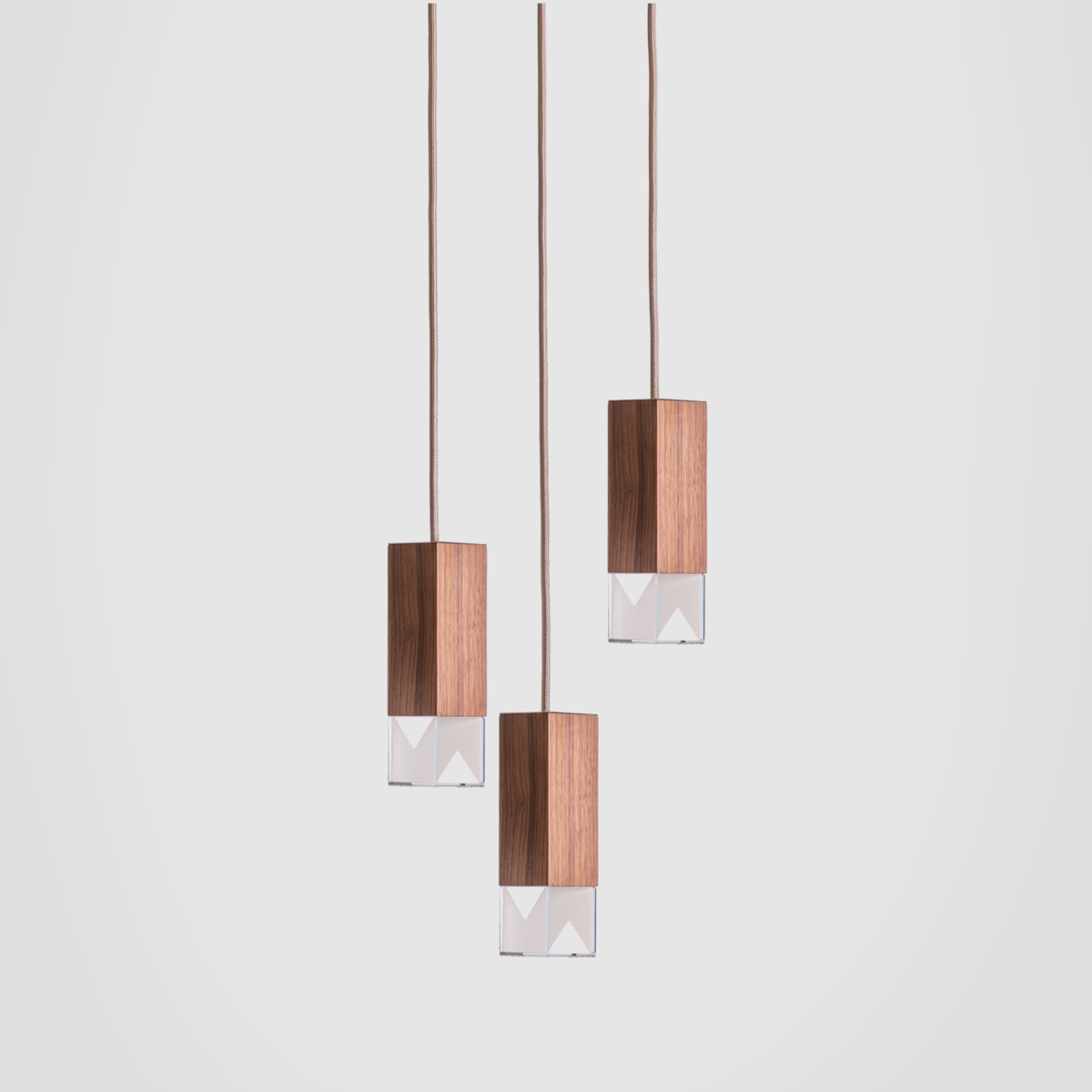 Lampada/Un lampadario in legno Trio