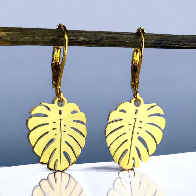 Boucles d'oreilles exquises serties d'un pendentif monstera plaqué or | Fait à la main | Cadeau idéal - VINOHR-26