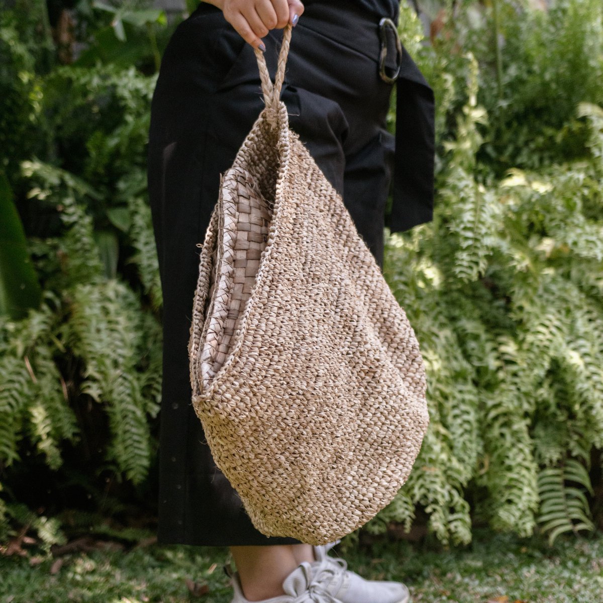 Vægkurv UTARA hængende opbevaringskurv lavet af Raffia