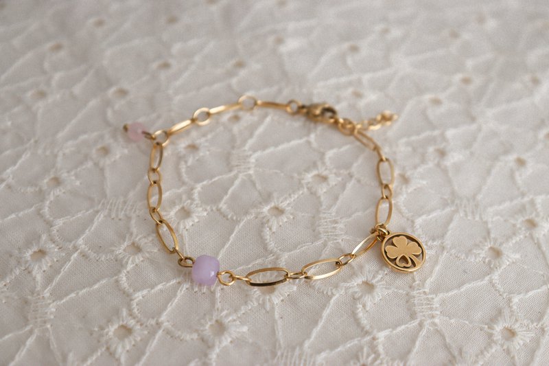 Pulsera de calcedonia, cuarzo rosa y trébol de cuatro hojas - Oro