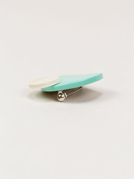 Broche lacado verde menta Eclipse en cuerno rubio